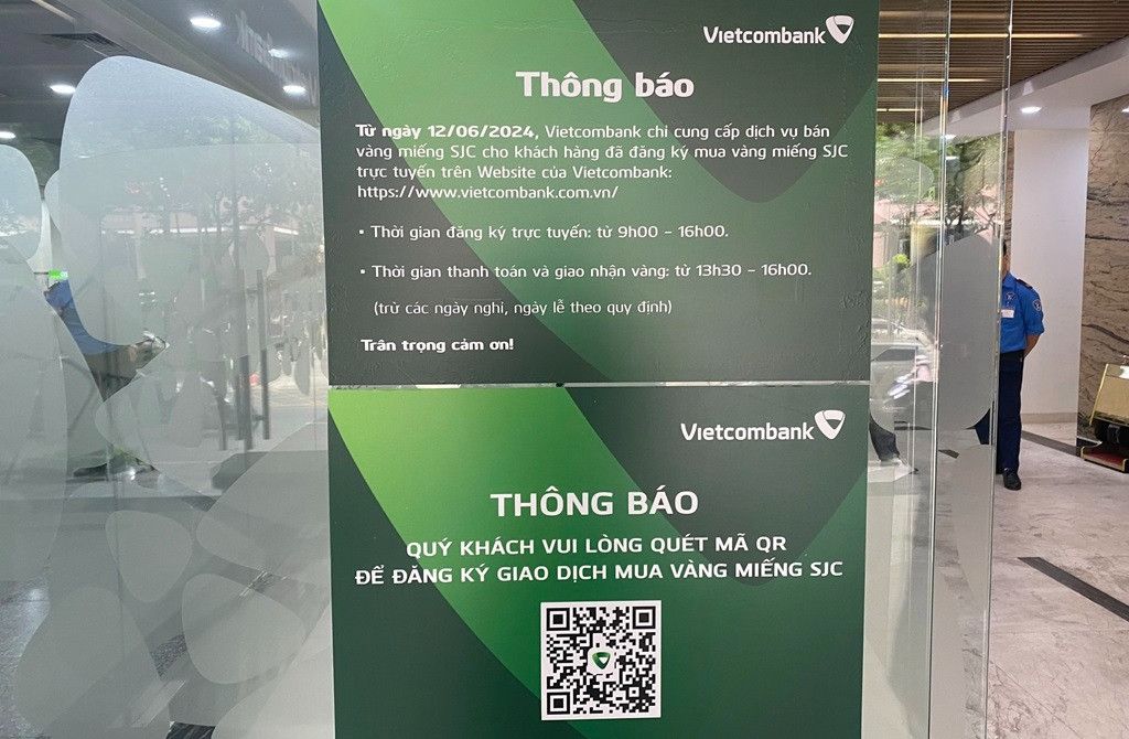 Khách hàng đăng ký mua vàng qua kênh trực tuyến tại ngân hàng thay vì xếp hàng mua vàng như trước. Khách hàng đăng ký mua vàng qua kênh trực tuyến tại ngân hàng thay vì xếp hàng mua vàng như trước.