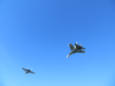  Chủ quyền của Tổ quốc ngày càng được bảo vệ vững chắc vì Đảng, Nhà nước và Quân đội dành những vũ khí trang bị tốt nhất cho Hải quân và Không quân để bảo vệ biển đảo. Trong ảnh: Máy bay SU30 MK2 bay trên đội ngũ của các chiến sĩ hải quân Trường Sa