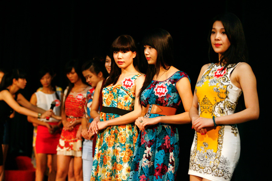 Thí sinh được điều chỉnh từng dáng đứng động tác để tay. Thí sinh được điều chỉnh từng dáng đứng động tác để tay.