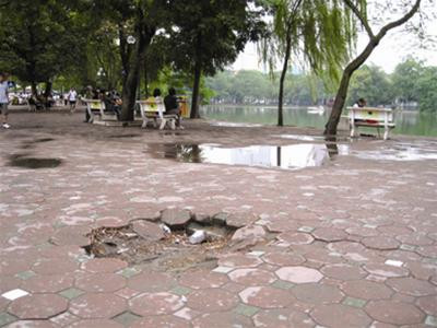 Phần hè lát gạch xung quanh hồ Hoàn Kiếm cũng bị lún sụt nhiều điểm - Ảnh: P.Sưởng