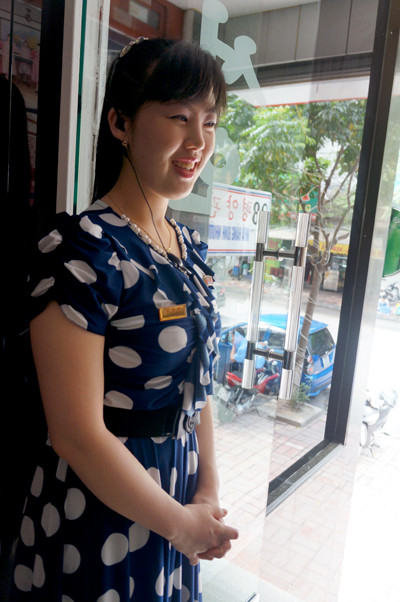 Nhân viên luôn chờ trực tại cửa ra vào để đón khách