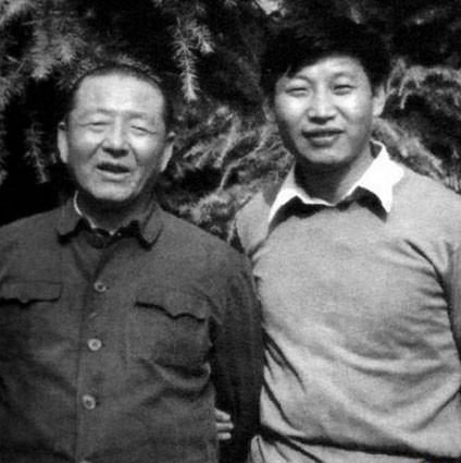 Ông Tập Cận Bình (phải), tổng bí thư Đảng Cộng sản Trung Quốc, chụp ảnh cùng cha, ông Tập Trong Huân vào năm 1980. Ông Tập Cận Huân từng được bầu vào Bộ chính trị Trung Quốc