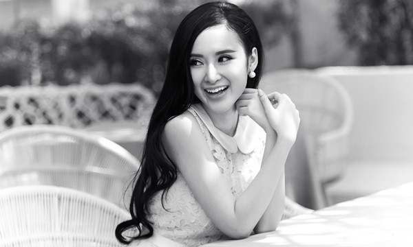 Cô được khen ngợi khi diện những bộ trang phục kín đáo, đáng yêu hơn là những bộ cánh quá sexy so với lứa tuổi. Ảnh: Đông Phong.. Cô được khen ngợi khi diện những bộ trang phục kín đáo, đáng yêu hơn là những bộ cánh quá sexy so với lứa tuổi. Ảnh: Đông Phong.