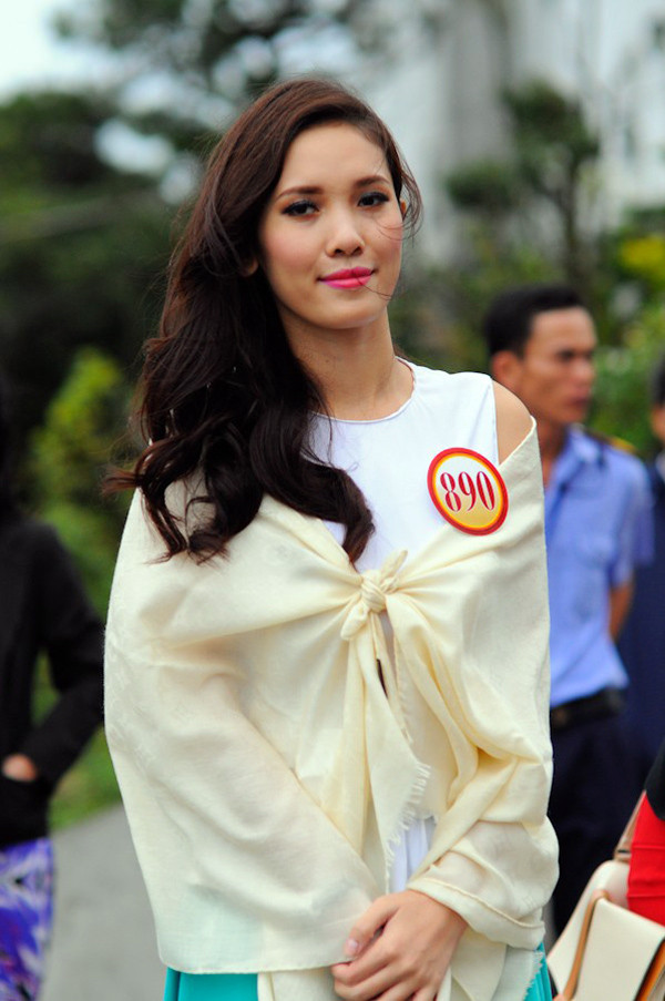 Thí sinh Nguyễn Thị Hà chuẩn bị khăn để giữ ấm. Nguyễn Thị Hà đã chuẩn bị khăn để giữ ấm