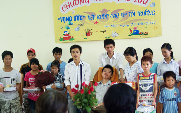 Nhiều món quà nhỏ gửi tới các em ở làng trẻ. Nhiều món quà nhỏ gửi tới các em ở làng trẻ