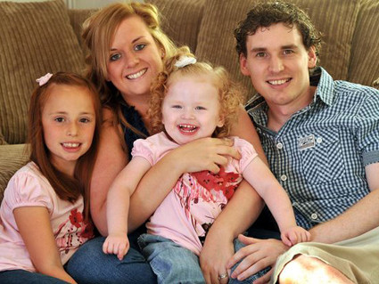 Bé Blisse Mellen (giữa) và gia đình. Ảnh: Wales News. Bé Blisse Mellen (giữa) và gia đình. Ảnh: Wales News