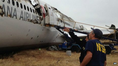 Hiện trường vụ tai nạn máy bay. Ảnh: AP