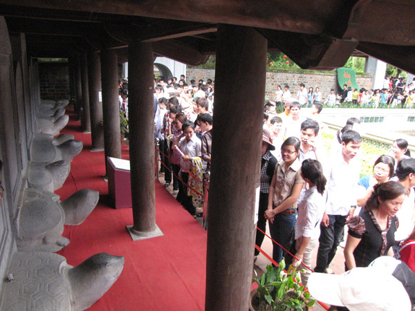 Đi ngắm rùa trong Văn Miếu. Ảnh: Trường Phong