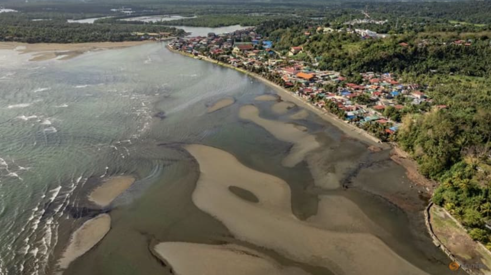 Dầu lan khắp một vùng biển rộng sau khi con tàu MT Princess Empress chìm. (Ảnh: Reuters) Dầu lan khắp một vùng biển rộng sau khi con tàu MT Princess Empress chìm. (Ảnh: Reuters)