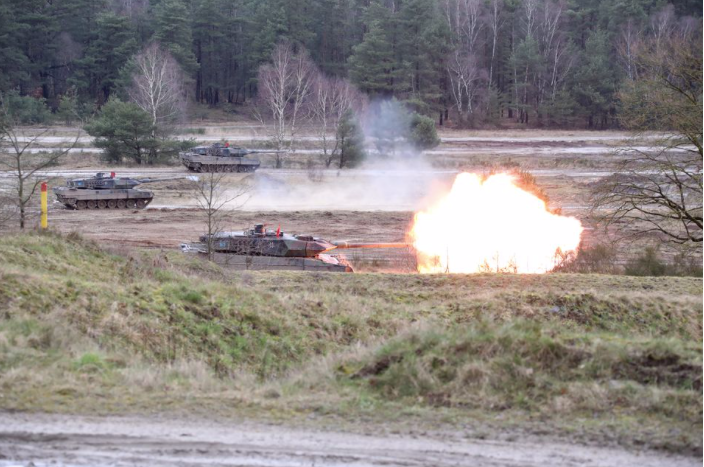 Xe tăng Leopard 2 khai hoả trong một cuộc tập trận. Ảnh: AP Xe tăng Leopard 2 khai hoả trong một cuộc tập trận. Ảnh: AP