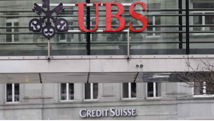 Logo của UBS và Credit Suisse trước khi sáp nhập. Ảnh: AP Logo của UBS và Credit Suisse trước khi sáp nhập. Ảnh: AP