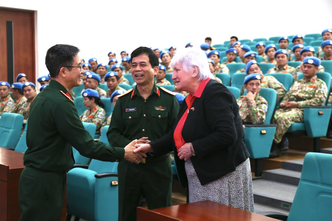 Nam tước Goldie thăm Cục Gìn giữ Hoà bình