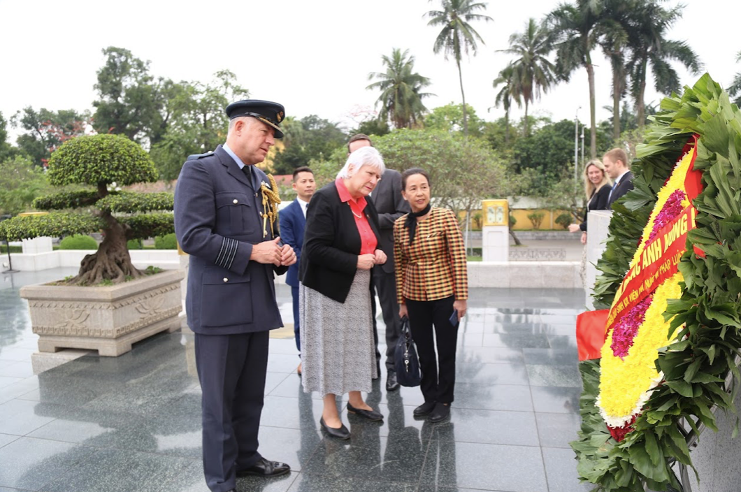 Quốc vụ khanh Bộ Quốc phòng Anh viếng Đài tưởng niệm liệt sĩ đường Bắc Sơn