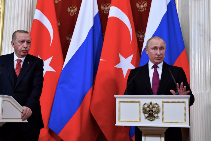 Tổng thống Nga Vladimir Putin và Tổng thống Thổ Nhĩ Kỳ Tayyip Erdogan trong một cuộc họp báo chung. Ảnh: ATV