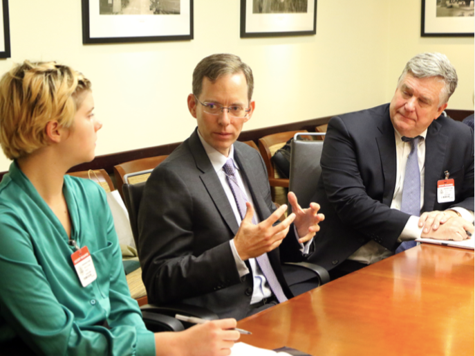 Ông Rick Waters (giữa) là người đứng đầu đơn vị mang tên "Ngôi nhà Trung Quốc"