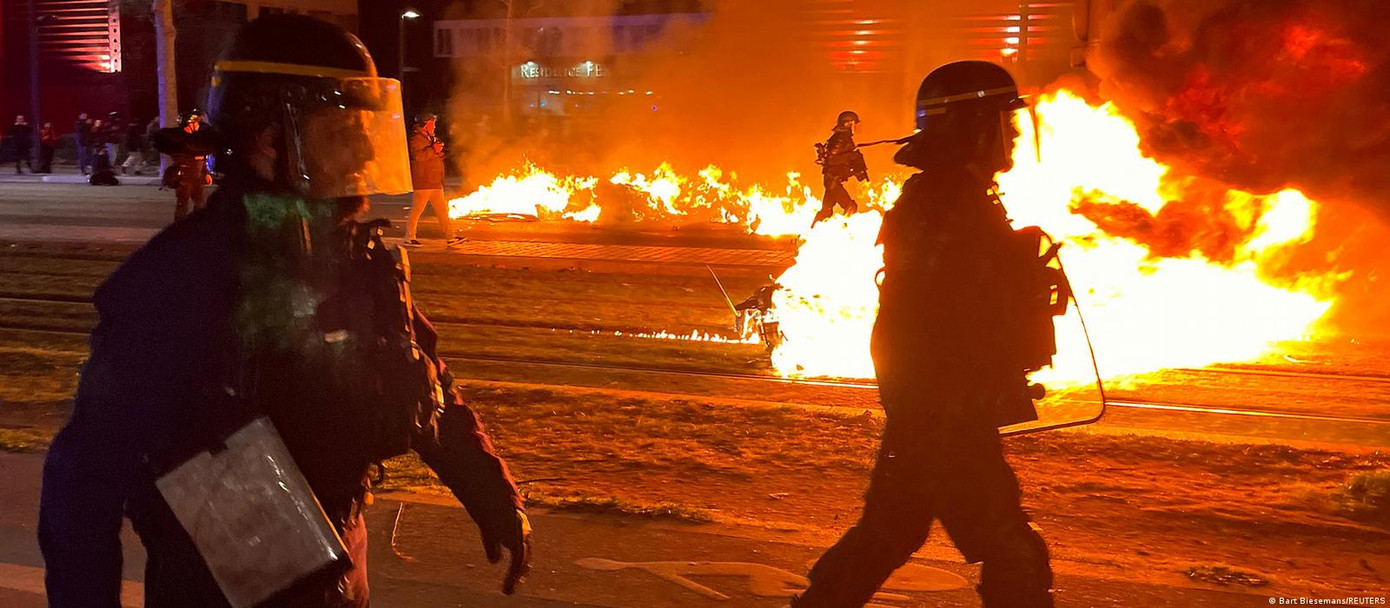 Biểu tình ở Paris leo thang thành bạo lực sau khi Tổng thống Macron dùng quyền đặc biệt để vượt qua Quốc hội Pháp. (Ảnh: DW) Biểu tình ở Paris leo thang thành bạo lực sau khi Tổng thống Macron dùng quyền đặc biệt để vượt qua Quốc hội Pháp. (Ảnh: DW)