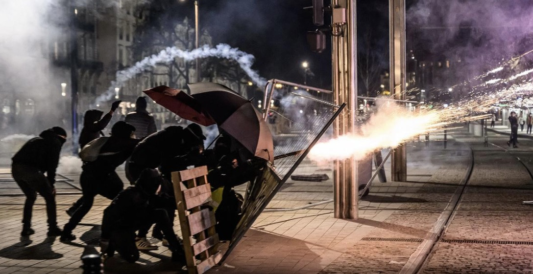 Biểu tình kéo dài trên khắp các thành phố lớn của Pháp. (Ảnh: AP) Biểu tình kéo dài trên khắp các thành phố lớn của Pháp. (Ảnh: AP)