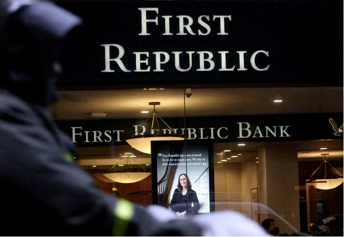 Trước một chi nhánh của ngân hàng First Republic. (Ảnh: Reuters) Trước một chi nhánh của ngân hàng First Republic. (Ảnh: Reuters)
