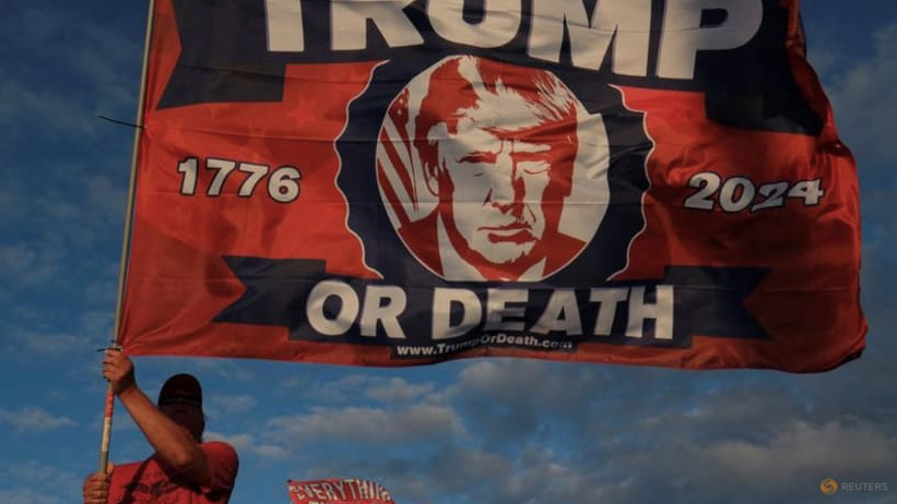 Một người giương cờ ủng hộ ông Trump. Ảnh: CNN Một người giương cờ ủng hộ ông Trump. Ảnh: CNN