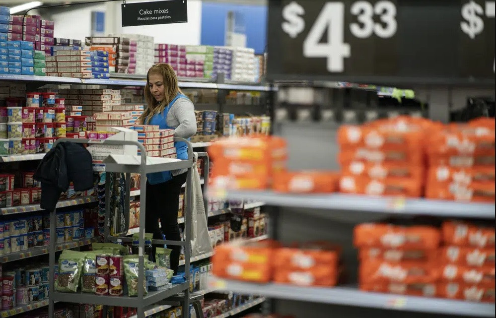 Fed có thể phải tạm dừng tăng lãi suất dù lạm phát ở Mỹ vẫn cao. (Ảnh: AP)