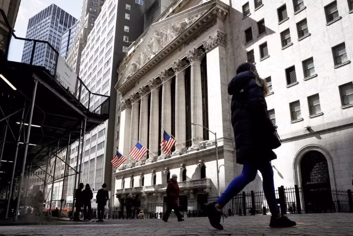 Bên ngoài sàn giao dịch chứng khoán New York, Mỹ, ngày 13/3. (Ảnh: Reuters)