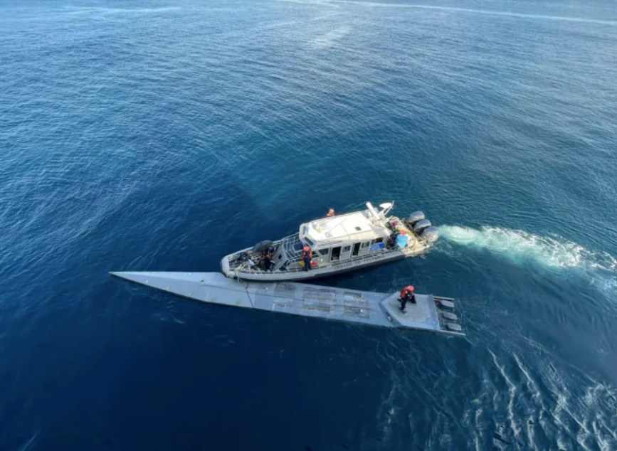 Tàu bán ngầm chở ma tuý bị tàu của Hải quân Colombia chặn được. Ảnh: CBS News