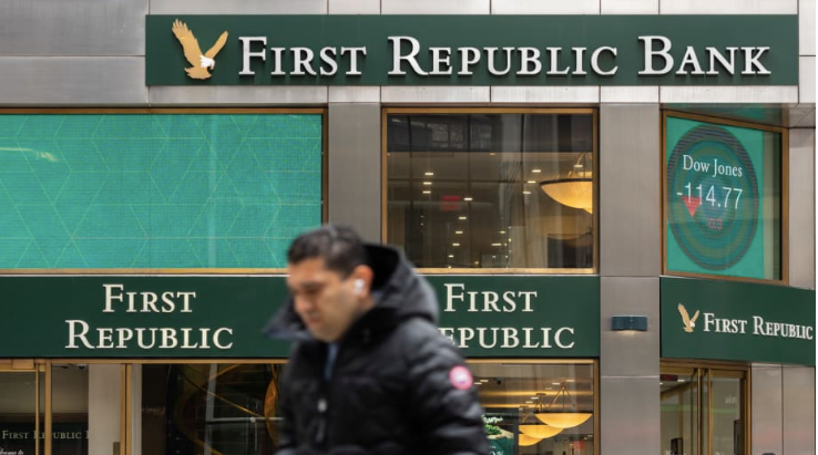 Trước một chi nhánh của ngân hàng First Republic ở New York. Ảnh: AP Trước một chi nhánh của ngân hàng First Republic ở New York. Ảnh: AP