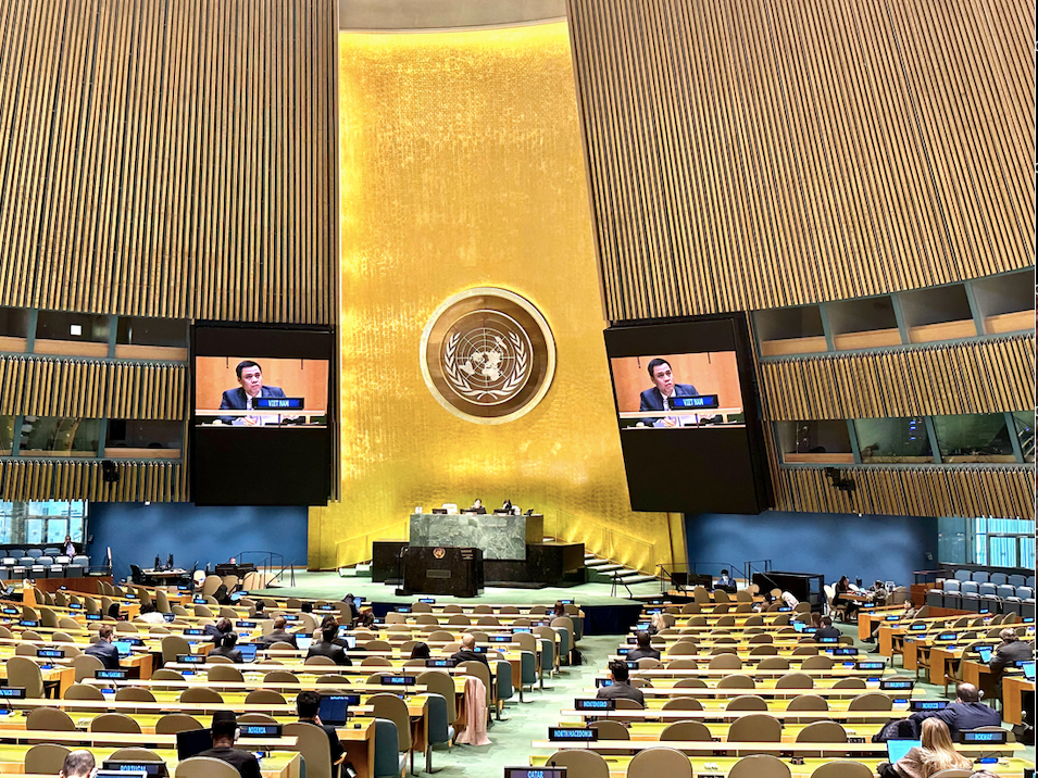 Đại sứ Đặng Hoàng Giang phát biểu tại Đại hội đồng LHQ ngày 16/3. (Ảnh: Mofa) Đại sứ Đặng Hoàng Giang phát biểu tại Đại hội đồng LHQ ngày 16/3. (Ảnh: Mofa)