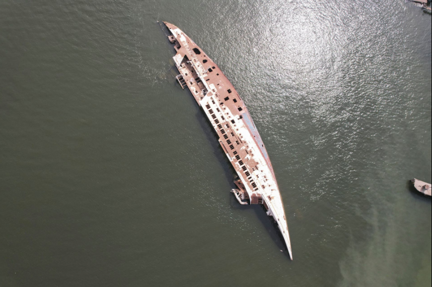 Con tàu al-Mansur dài 121m. (Ảnh: Reuters) Con tàu al-Mansur dài 121m. (Ảnh: Reuters)