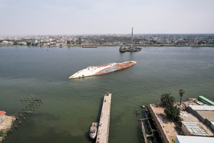 Toàn cảnh khu vực chiếc du thuyền bị bỏ mặc cho gỉ sét. (Ảnh: Reuters) Toàn cảnh khu vực chiếc du thuyền bị bỏ mặc cho gỉ sét. (Ảnh: Reuters)