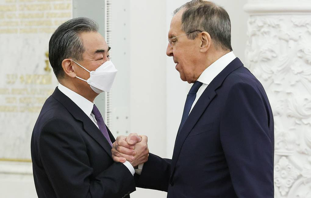 Ngoại trưởng Nga Sergei Lavrov tiếp nhà ngoại giao hàng đầu Trung Quốc Vương Nghị tại Điện Kremlin trước khi ông Tập thăm Mátxcơva. (Tass)