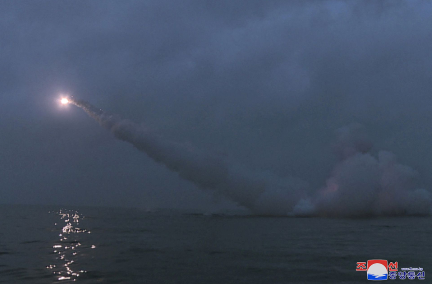 Tên lửa được phóng từ tàu ngầm Triều Tiên ngày 12/3. (Ảnh: KCNA) Tên lửa được phóng từ tàu ngầm Triều Tiên ngày 12/3. (Ảnh: KCNA)