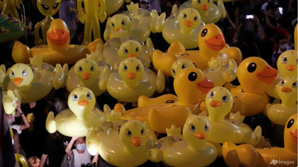 Vịt cao su vàng từng là biểu tượng của phong trào biểu tình Thái Lan. (Ảnh: AP) Vịt cao su vàng từng là biểu tượng của phong trào biểu tình Thái Lan. (Ảnh: AP)