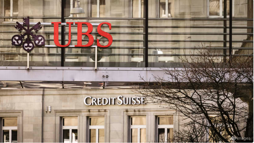 Logo của UBS và Credit Suisse bên ngoài một toà nhà ở Thuỵ Sĩ. (Ảnh: AP) Logo của UBS và Credit Suisse bên ngoài một toà nhà ở Thuỵ Sĩ. (Ảnh: AP)