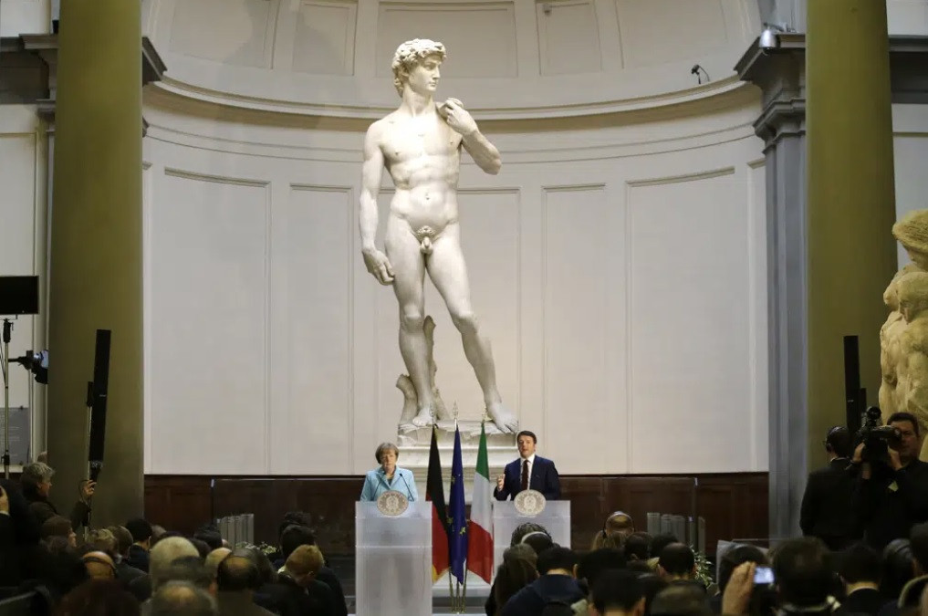 Thủ tướng Đức Angela Merkel và Thủ tướng Ý Matteo Renzi tổ chức họp báo trước tượng David năm 2015. (Ảnh: AP)