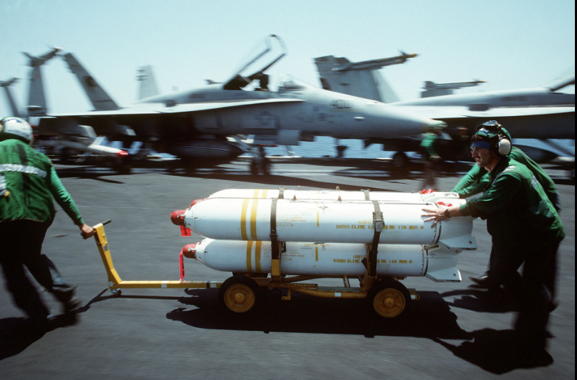 Hải quân Mỹ vận chuyển bom chùm trên một tàu sân bay Hải quân Mỹ vận chuyển bom chùm trên một tàu sân bay
