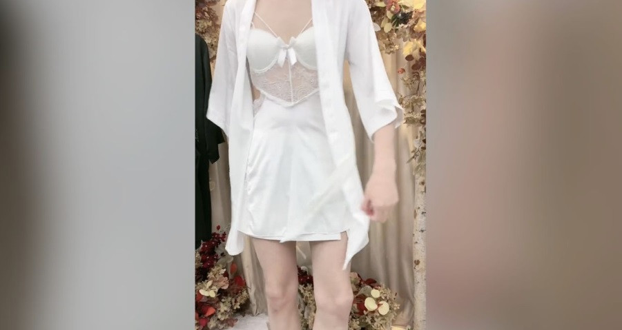 Bộ đồ ngủ trắng được mặc trên người mẫu nam Bộ đồ ngủ trắng được mặc trên người mẫu nam