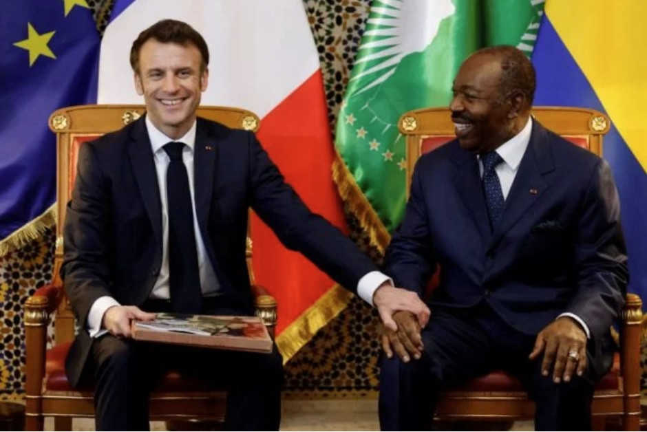 Tổng thống Pháp Emmanuel Macron (trái) trong cuộc gặp Tổng thống Gabon Ali Bongo Ondimba ngày 1/3. Ảnh: Euronews
