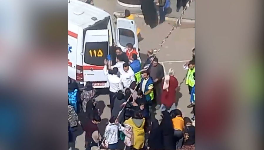 Xe cứu thương vận chuyển nữ sinh bị ngộ độc ở thành phố Ardabil, Iran. Ảnh: CNN