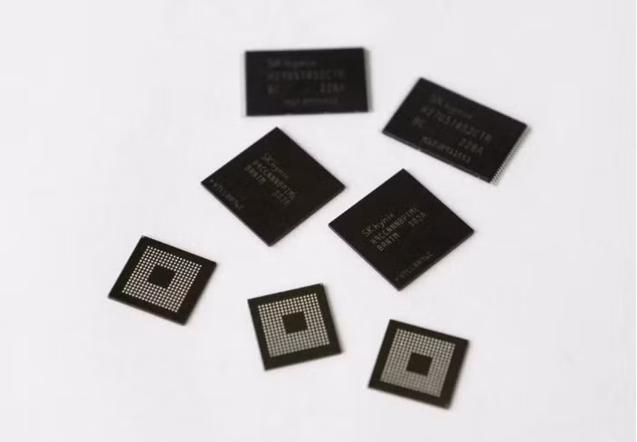 Chip thẻ nhớ di động của hãng SK Hynix Hàn Quốc. Ảnh: Reuters