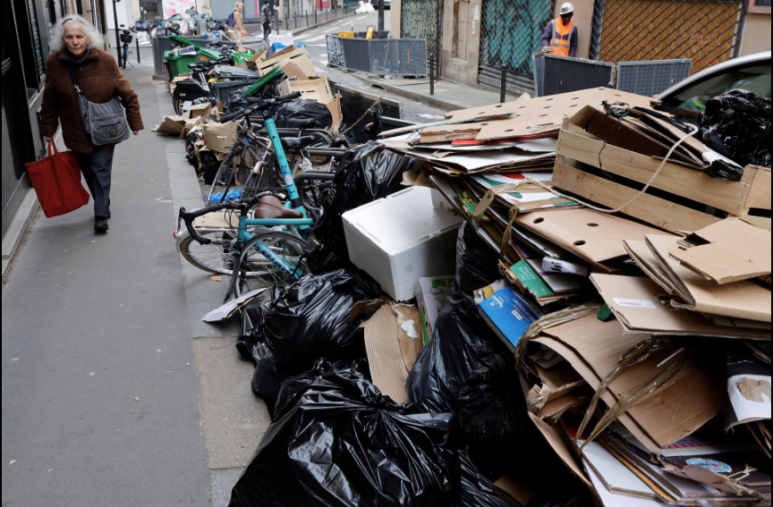 Paris ngập rác sau những cuộc biểu tình. (Ảnh: Reuters)