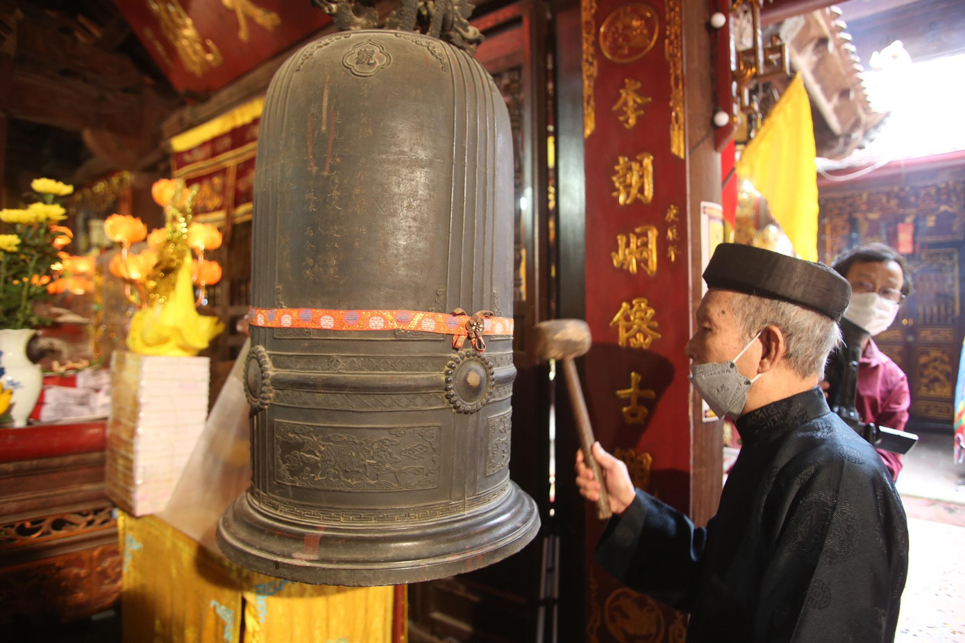 Tọa lạc ở nơi giao nhau giữa ngõ Tạm Thương và phố Yên Thái là đình Yên Thái - nơi thờ Hoàng Thái hậu Ỷ Lan, Nguyên phi của vua Lý Thánh Tông. Từ năm 1990-2000 Đình Yên Thái được UBND quận Hoàn Kiếm, UBND phường Hàng Gai tu sửa lại và được Bộ văn hóa cấp bằng di tích lịch sử văn hóa-kiến trúc nghệ thuật cấp quốc gia.