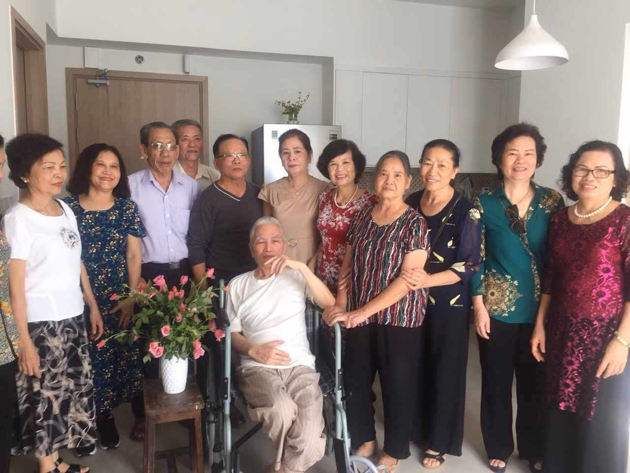 NSƯT Minh Trí không may bị tai biến, phải ngồi xe lăn hoặc dùng nạng di chuyển khi về hưu.