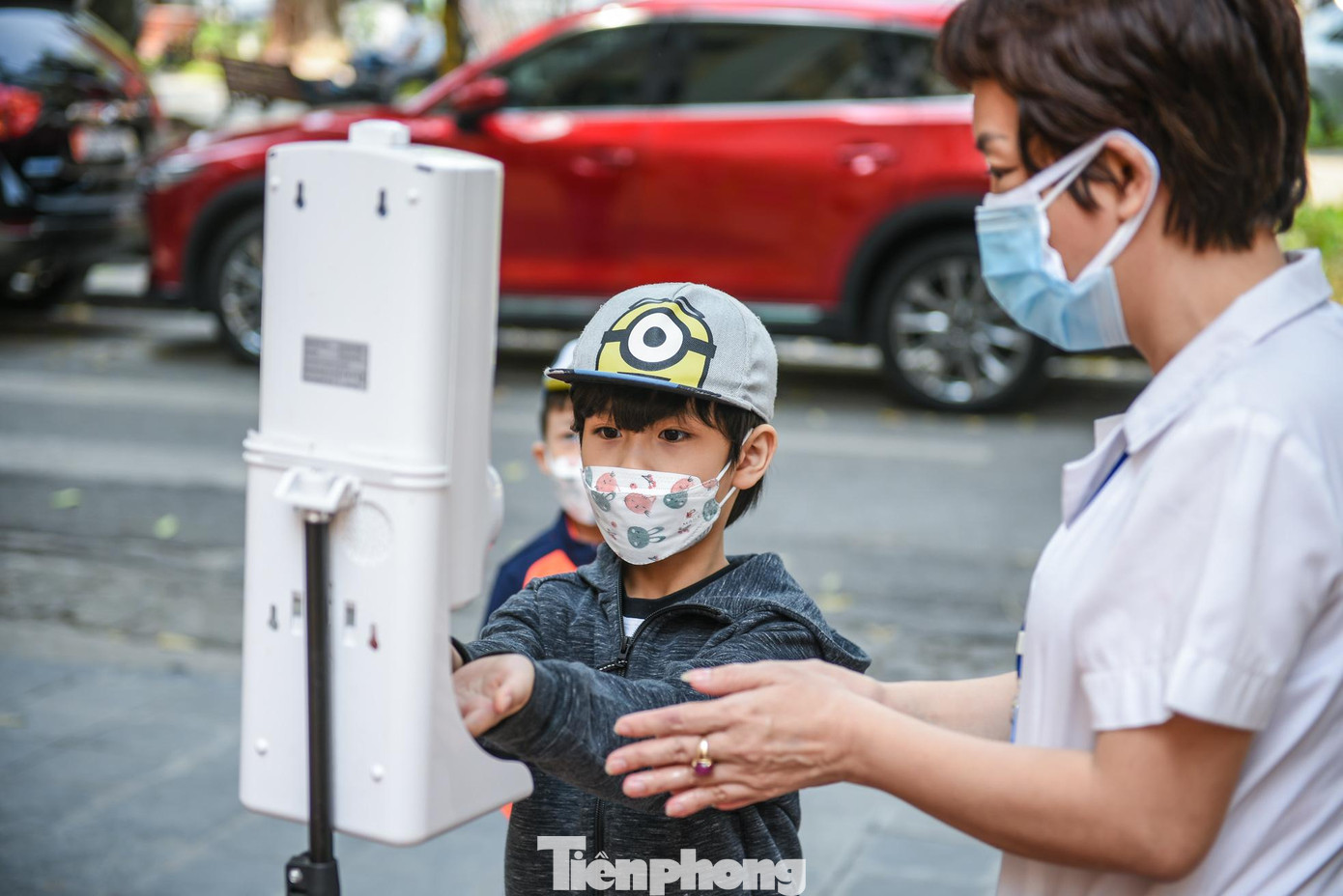 Các em sẽ được đo thân nhiệt, sát khuẩn tay ngay tại cổng trước khi vào trường học trực tiếp.