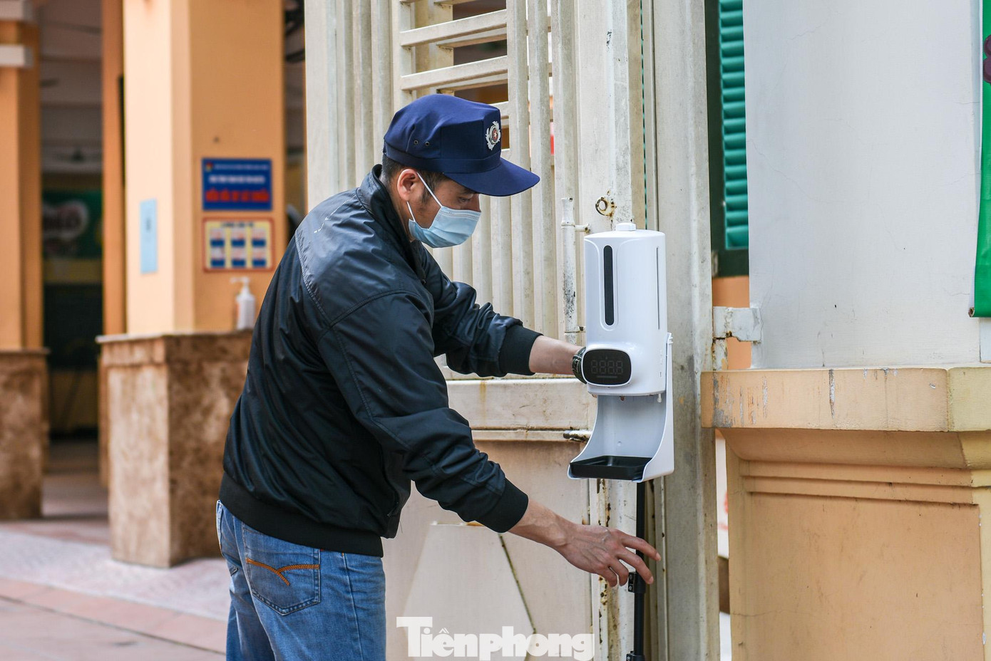 Mới đây, UBND thành phố Hà Nội đã chấp thuận tờ trình của Sở Giáo dục và Đào tạo về việc cho học sinh tiểu học và lớp 6 đi học trực tiếp trở lại, ngay trong tuần này. Theo đó, học sinh các khối lớp 1,2,3,4,5,6 thuộc 30 quận huyện, thị xã đi học trực tiếp ngay từ 6/4 (Thứ Tư), học các ngày trong tuần theo kế hoạch của nhà trường. Hà Nội cũng là địa phương cuối cùng của cả nước quyết định cho học sinh tiểu học và lớp 6 quay trở lại trường học trực tiếp.