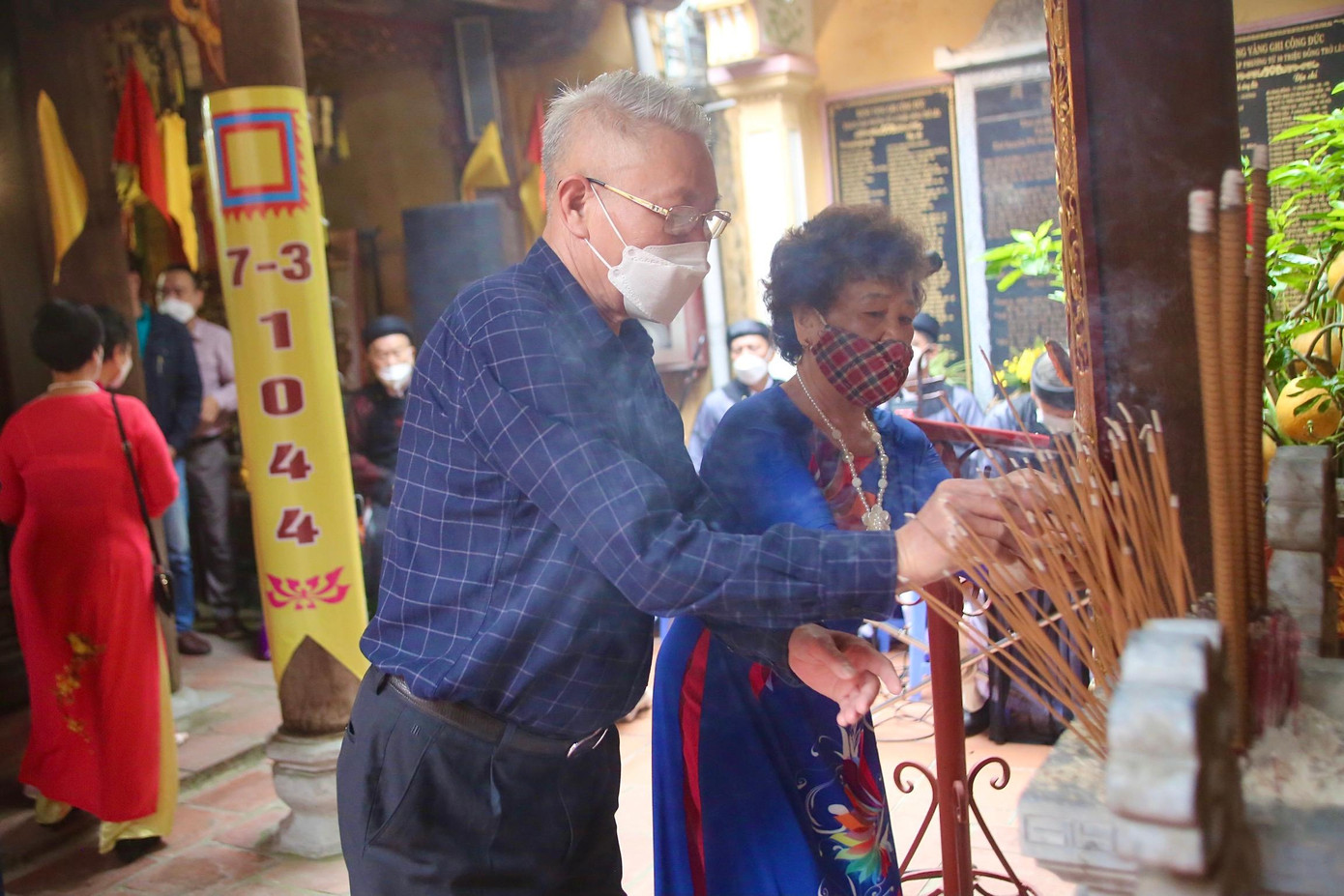 Cũng trong ngày hôm nay, nhiều người dân thập phương, Thủ đô đã về đây thắp hương tại đình Yên Thái.