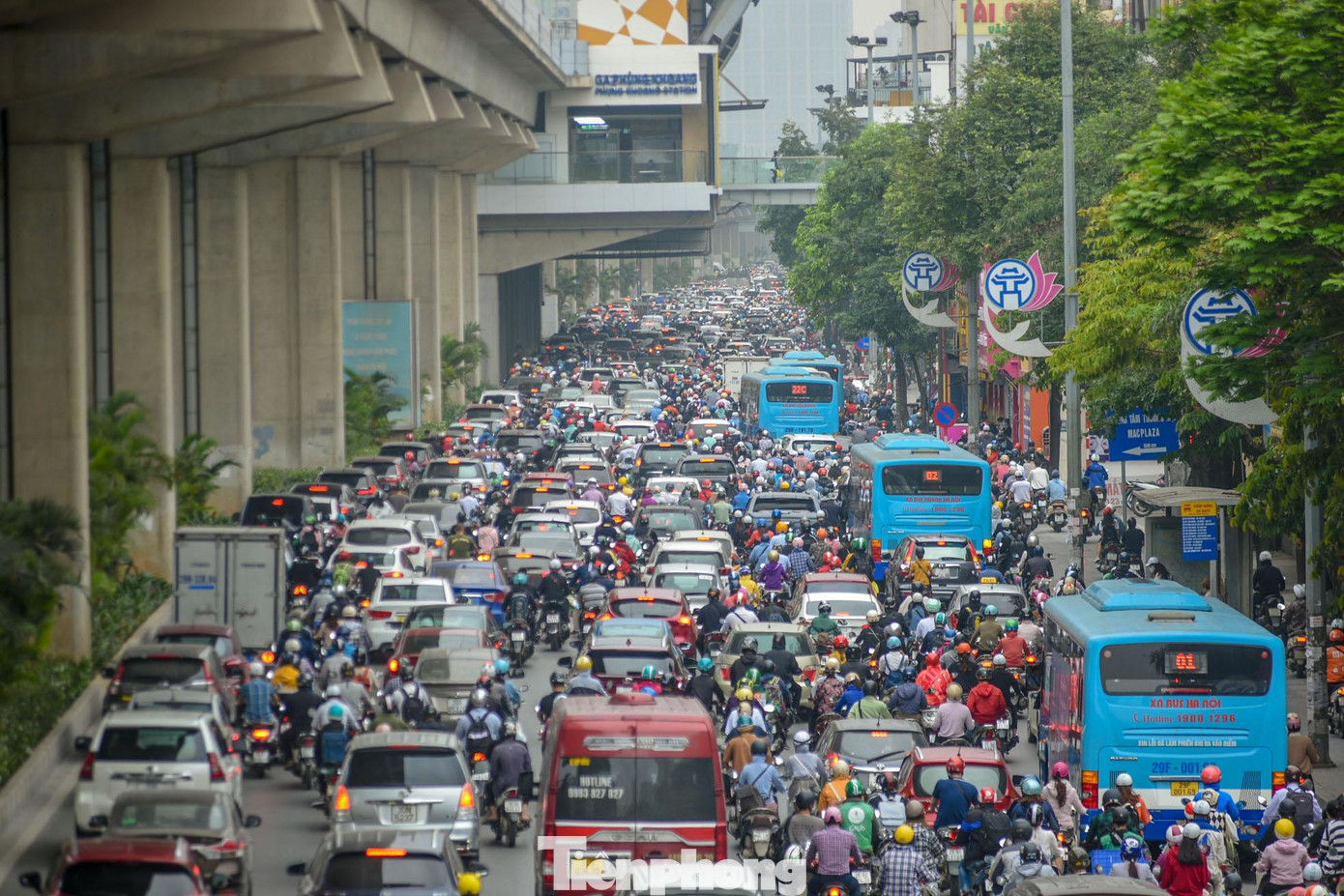 Các tuyến phố như Nguyễn Trãi, Trường Chinh, Trần Duy Hưng, Láng,... đều xảy ra ùn tắc vào giờ cao điểm.