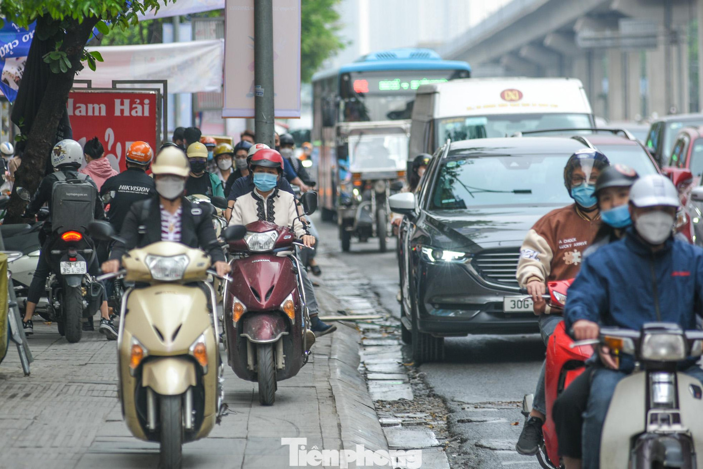 Nhiều phương tiện leo lên vỉa hè để "thoát" cảnh tắc đường.