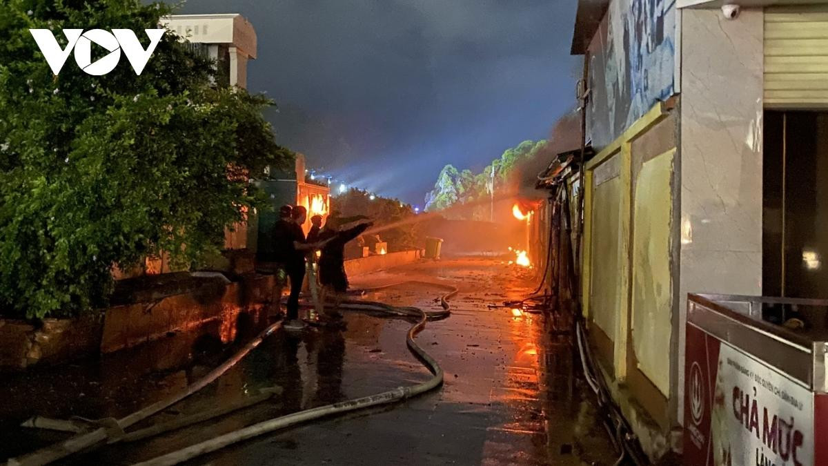 Cháy lớn xảy ra tại khu vực ngành hàng hải sản tươi sống, chợ Hạ Long I, thành phố Hạ Long, tỉnh Quảng Ninh.