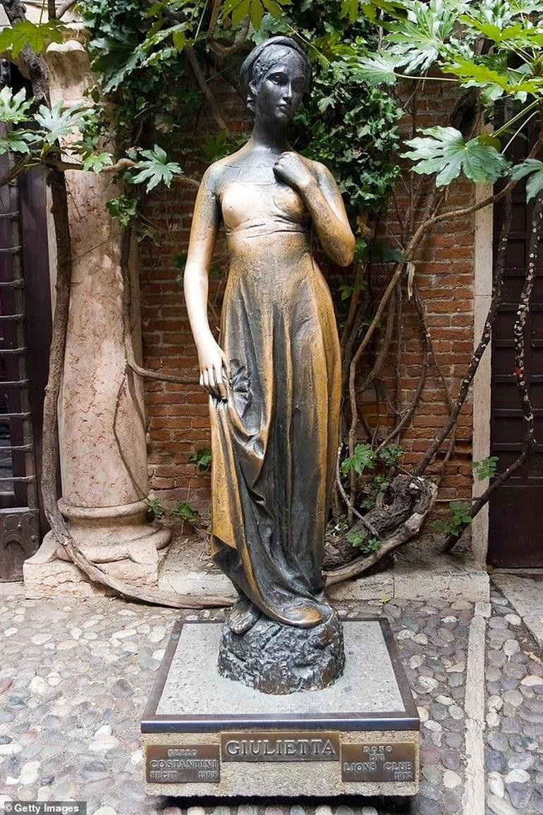 Đáng chú ý hơn cả trong "ngôi nhà của nàng Juliet" là bức tượng đồng được thực hiện dựa trên những hình dung về nàng Juliet (Ảnh: Daily Mail).